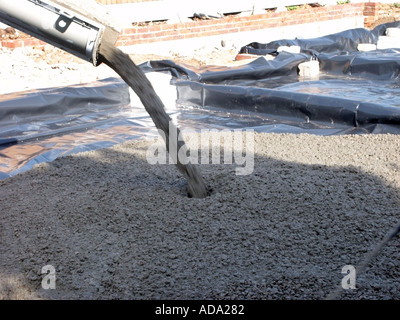 Transportbeton Lkw entladen in Erdgeschoss slab Foundation von New Einfamilienhaus zoxf Stockfoto