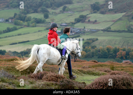 Pony Trekking North Yorkshire Moors England UK Europa wenig Mädchen eine weiße Pony reiten. Stockfoto