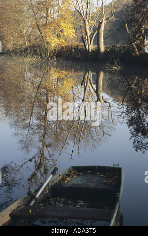 Herbstimpressionen an einem Flussufer mit alten Ruderboot, Frankreich Stockfoto