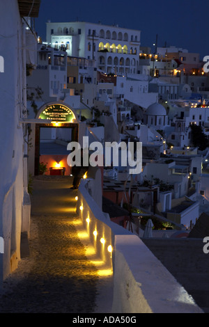 Blick auf die Stadt in den Abend, Griechenland, Santorin, Thira Stockfoto