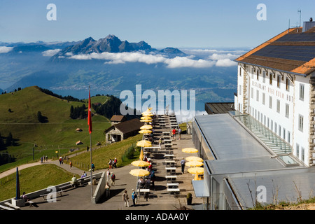 Blick auf Terrasse des Hotel Rigi Kulm, Pilatus 2132 m Rigi Kulm 1797 m Kanton Schwyz Schweiz Stockfoto