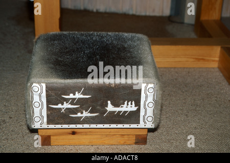 Hocker in der Kirche von Tasiilaq, Haut einer Dichtung und Ornament mit Inuit-Kunst, Grönland, Ammassalik, Angmagssalik, Ostgroenland, Stockfoto