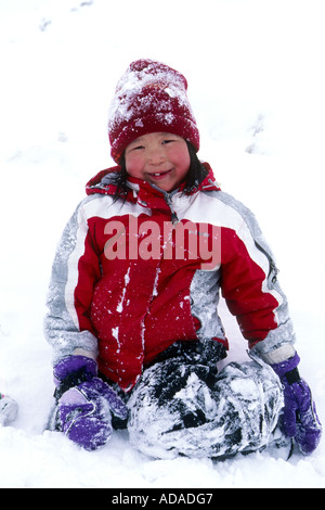 Inuit-Kind spielt im Schnee, Grönland, Ammassalik, Angmagssalik, Ostgroenland, Tunu Tasiilaq Stockfoto