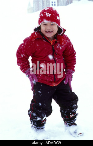 Inuit-Kind spielt im Schnee, Grönland, Ammassalik, Angmagssalik, Ostgroenland, Tunu Tasiilaq Stockfoto