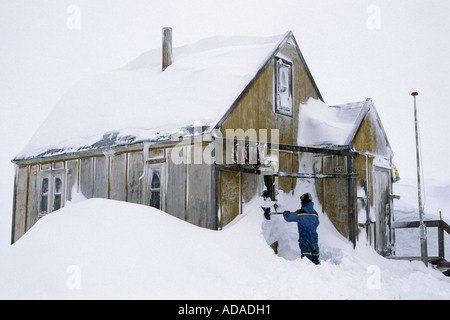 Inuit in seinem Haus, Grönland, Ammassalik, Angmagssalik, Ostgroenland, Tunu Tasiilaq Stockfoto