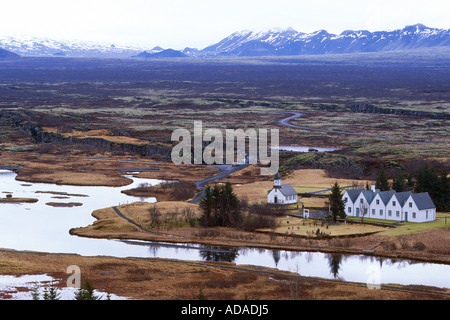 Kirche und Häuser inmitten des Nationalpark Pingvellir, Island Stockfoto