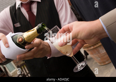 Beziehungen Champagner in Querflöte Glas gegossen Stockfoto