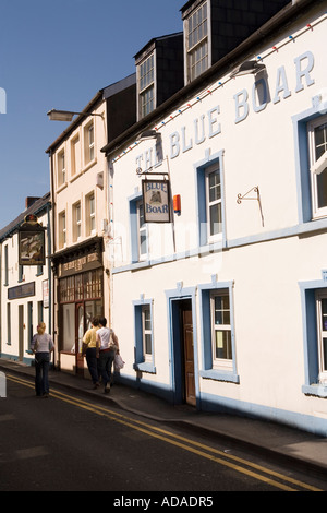 Wales Carmarthenshire Carmarthen Wasser Straße Blue Boar pub Stockfoto