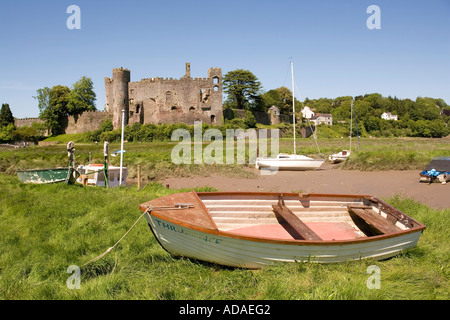 Wales Carmarthenshire Carmarthen Laugharne Castle und festgemachten Boote Stockfoto