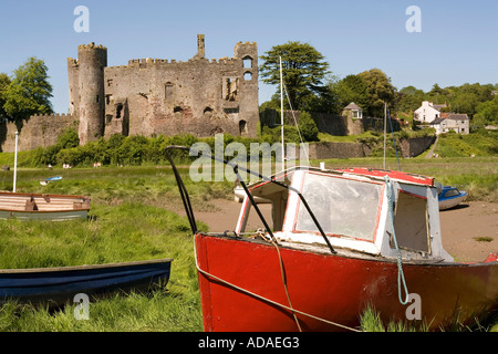 Wales Carmarthenshire Carmarthen Laugharne Castle und festgemachten Boote Stockfoto