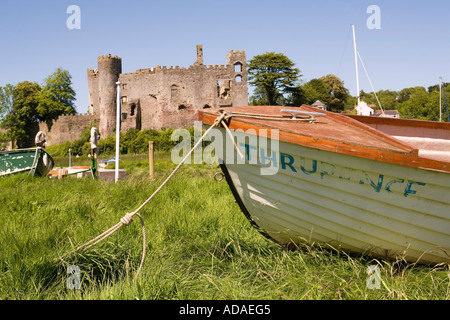 Wales Carmarthenshire Carmarthen Laugharne Castle und festgemachten Boote Stockfoto