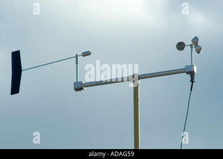 Windrichtungssensor und Anemometer auf einem Mast mit einer Überwachung der Luftqualität station Stockfoto