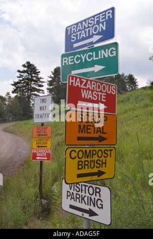 Zeichen in einem recycling-Center stehen die Wegbeschreibung zum recycling Standorte Stockfoto