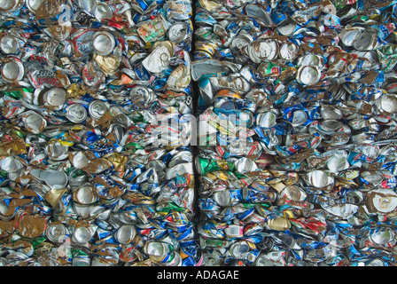 Crushed Aluminiumdosen in a recycling geben Sie Stockfoto