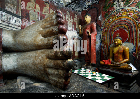 Dambulla Buddha-Statuen und Wandmalereien im Inneren des Tempels der alten Höhle Stockfoto