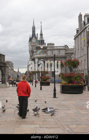 Castlegate, Juli blühende Blumenausstellungen im Stadtzentrum von Aberdeen; Aberdeenshire Schottland, Großbritannien Stockfoto