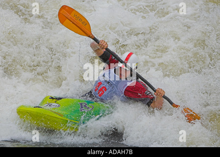 Konkurrent auf der Eurocup Freestyle Kajak Wettbewerb Nottingham Juli 2005 Stockfoto