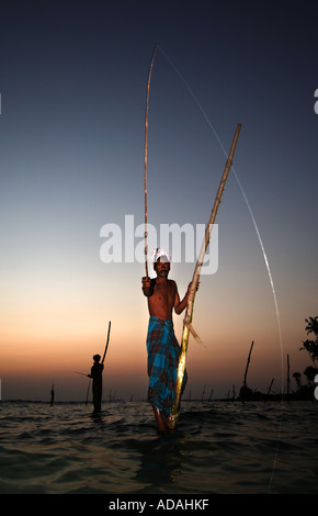 Weligama traditionellen Fischer auf Stelzen in der Brandung des Indischen Ozeans abseits die Südküste der Insel Stockfoto