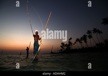 Weligama traditionellen Fischer auf Stelzen in der Brandung des Indischen Ozeans abseits die Südküste der Insel Stockfoto