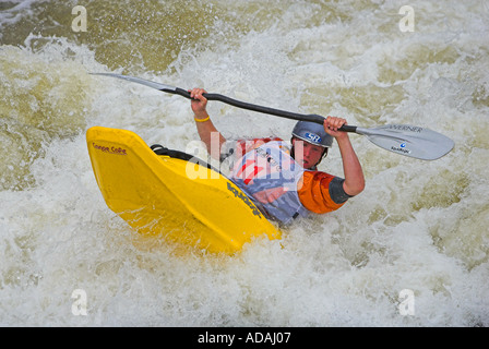 Konkurrent auf der Eurocup Freestyle Kajak Wettbewerb Nottingham Juli 2005 Stockfoto