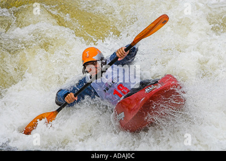 Konkurrent auf der Eurocup Freestyle Kajak Wettbewerb Nottingham Juli 2005 Stockfoto