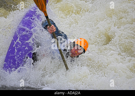 Konkurrent auf der Eurocup Freestyle Kajak Wettbewerb Nottingham Juli 2005 Stockfoto