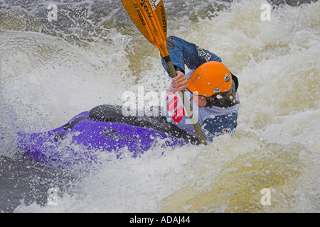 Konkurrent auf der Eurocup Freestyle Kajak Wettbewerb Nottingham Juli 2005 Stockfoto