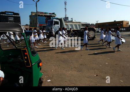 Galle-Musik-Band der Schulmädchen marschieren durch den Verkehr Stockfoto