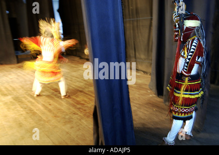 Kandy-Tanzshow der traditionelle Tänzer im kulturellen Zentrum von Kandy Stockfoto