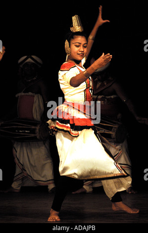 Kandy-Tanzshow der traditionelle Tänzer im kulturellen Zentrum von Kandy Stockfoto