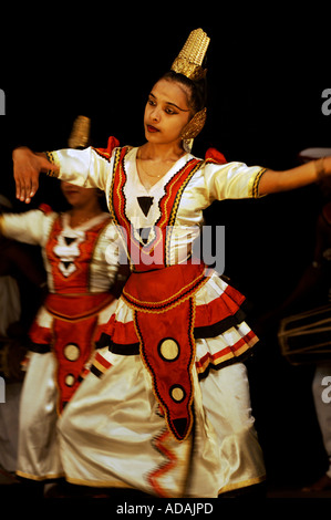 Kandy-Tanzshow der traditionelle Tänzer im kulturellen Zentrum von Kandy Stockfoto