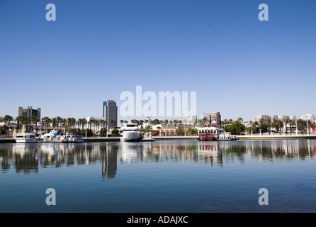 Skyline der Innenstadt Long Beach über Rainbow Harbor, Kalifornien, USA Stockfoto