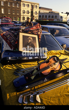 Bermondsey Square Antiquitätenmarkt New Caledonian Market, Autos auf dem Parkplatz mit Artikeln zum Verkauf SE London. Friday Market Traders 1990er UK HOMER SYKES Stockfoto