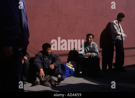 Peking China Economy 1990er. Arbeitslose Männer auf einem informellen täglichen Arbeitsmarkt. Von der örtlichen Regierung nicht erkannt, auf mögliche Arbeit warten 1998 HOMER SYKES Stockfoto