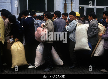 Peking China 1990er Jahre. Wanderarbeitnehmer warten auf ihre Züge zurück in ihre Heimatstädte des Landes 1998 HOMER SYKES Stockfoto