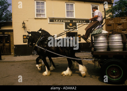 Youngs Brewery Horse and Cart Wandsworth traditionelle Lieferung von Bier in den lokalen Pub Leather Bottle. England 1980er um 1985 UK HOMER SYKES Stockfoto