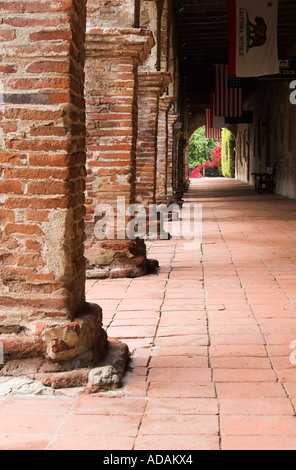 Gewölbte Arcade, Mission Basilica San Juan Capistrano, Kalifornien, USA Stockfoto