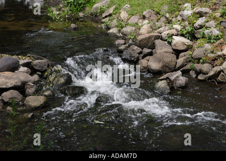 Stream über Felsen vorbei Stockfoto