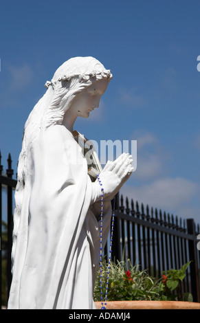 Betende Maria Figur, Pfarrei Gemeindezentrum, Mission Basilica San Juan Capistrano, Kalifornien, USA Stockfoto