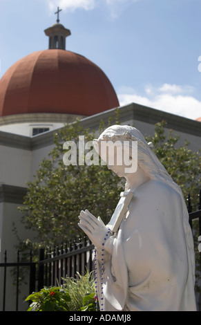 Beten, Abbildung, Pfarrei Gemeindezentrum, Kirche Rotunde im Hintergrund, Mission Basilica San Juan Capistrano, Kalifornien, USA Stockfoto