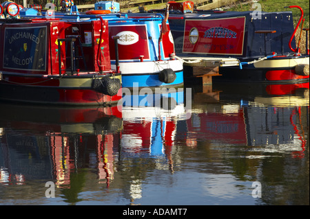 England, Lancashire, Galgate. Reflexionen der Boote vertäut am Kanal in der Nähe von Galgate und Lancaster. Stockfoto