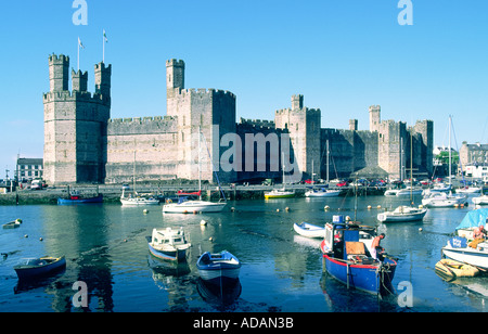 Caernarfon Castle in Gwynedd, Snowdonia Region von Nord-Wales, UK. Über der Mündung des Flusses Arfon gesehen Stockfoto