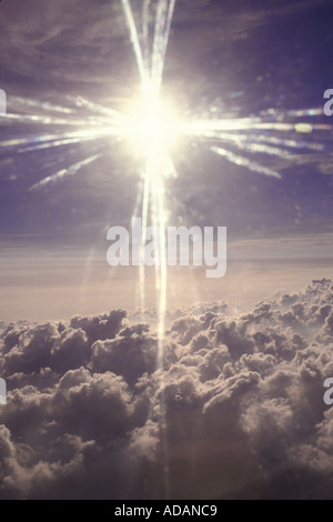 Form der Sonne In himmlische Szene In den Wolken zu überqueren Stockfoto