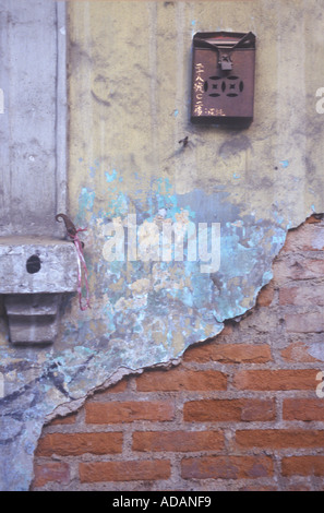 Peeling-Putz und Anstrich mit Briefkasten, Macau China Stockfoto