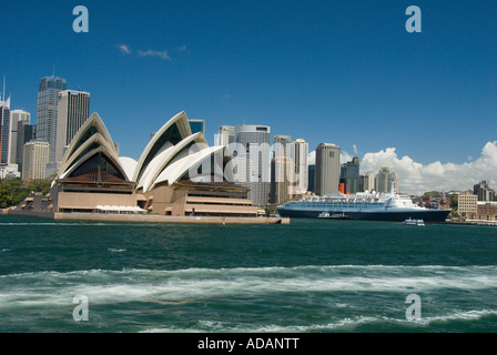 Queen Sie Elizabeth 2 an ihrem Liegeplatz in Circular Quay Sydney New South Wales Australien Stockfoto