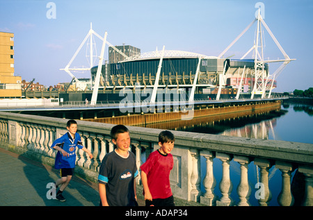 Millennium Stadium, Cardiff, Wales, UK. Jungen im Fußballtrikots Stockfoto