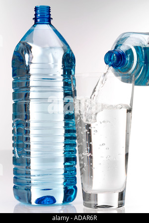 AUS DER FLASCHE WASSER GIEßEN Stockfoto