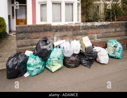 Abfallsäcke erwartet Sammlung auf ein Wohngebiet Straße Cardiff Wales UK Stockfoto