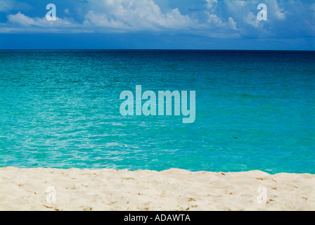 Schöne durchsichtige Wasser und tropischen Sandstrand Stockfoto
