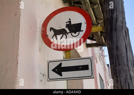 Eine Einbahnstraße und Pferd Wagen Einschränkung unterzeichnen Santa Clara, Kuba Stockfoto